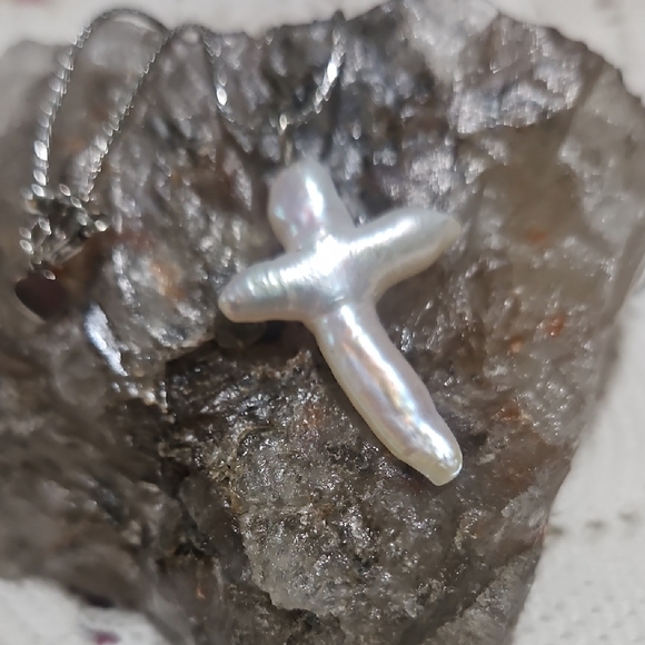 White Cultured Freshwater Pearl Cross On A 14k Italian White Gold Chain - Picture 3 of 11